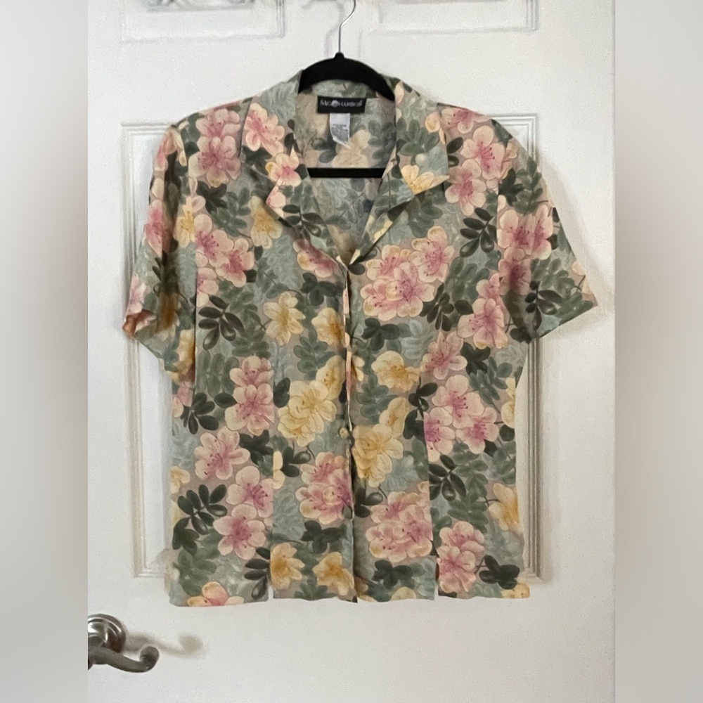 Sag Harbor Vibtage Floral Short-Sleeve Camp Shirt in Green & Pink